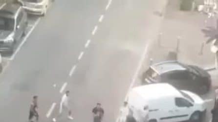 Il video della maxi rissa davanti a un bar di Melegnano: spari in aria dei carabinieri