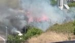 Incendio tra viale Togliatti e Prenestina a Roma, fiamme vicino al deposito carburante di Atac