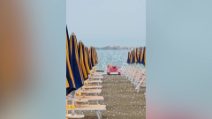 Violenta grandinata sulla Riviera Romagnola: chicchi come palle da golf piovono in spiaggia