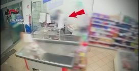 Fermata la coppia del terrore: pistole, taser ed esplosivo per le rapine nei negozi in Calabria