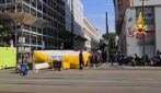 Gli operai che protestano da un'impalcatura di un cantiere a Milano: “Dateci i nostri stipendi”