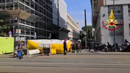 Gli operai che protestano da un'impalcatura di un cantiere a Milano: “Dateci i nostri stipendi”