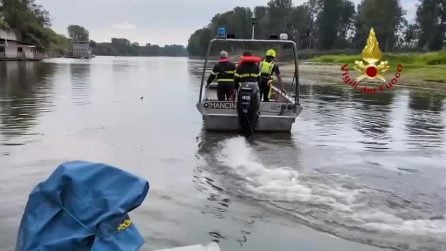 Ragazzo di 15 anni si tuffa nel fiume e non riemerge più: il video delle ricerche in corso