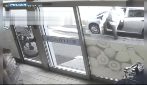 Minacciano la cassiera con un coltello e scappano con 500 euro: il video della rapina