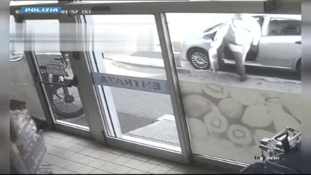 Minacciano la cassiera con un coltello e scappano con 500 euro: il video della rapina