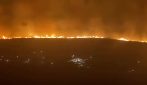 Grecia devastata dagli incendi, fiamme alle porte di Atene e centinaia di evacuazioni: chiesto aiuto all'UE