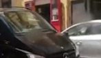 Non paga il parcheggiatore abusivo, lui prende a calci l'auto