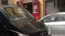 Non paga il parcheggiatore abusivo, lui prende a calci l'auto