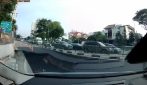 Voragine improvvisa inghiotte l'auto in strada: incidente a Singapore