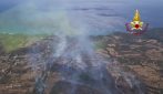 Sardegna in fiamme, oltre 40 incendi: inferno sulla costa est, evacuazioni e indagini su un’auto sospetta