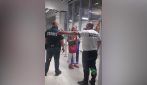 Sofia, passeggera lasciata a terra da Ryanair per il bagaglio a mano troppo grande: il video