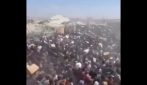 Arrivano i primi aiuti a Gaza, assalto ai camion e scene di caos
