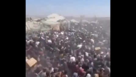 Arrivano i primi aiuti a Gaza, assalto ai camion e scene di caos
