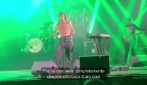 La cantante francese Rebecca Baby si esibisce in topless dopo aver subito un'aggressione sessuale