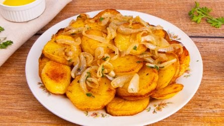 LYONNAISE POTATOES: a simple, traditional French side dish!