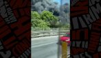Grosso incendio tra Castellammare e Pompei vicino al casello dell'autostrada Napoli-Salerno