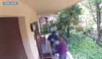 Bologna, raggirano anziana e le rubano 1 milione di euro: il video della truffa
