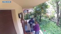 Bologna, raggirano anziana e le rubano 1 milione di euro: il video della truffa