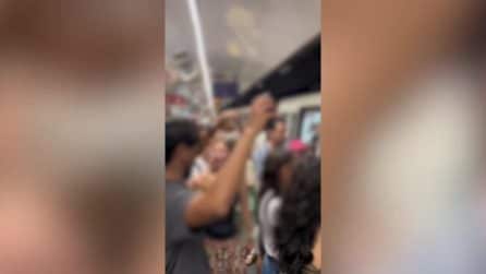 Urla contro i pellegrini in metro: "Devo andare al lavoro". Loro gli rispondono cantando Imagine