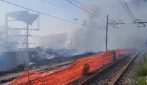 Incendio nel deposito a Castellammare, bruciate decine di auto: controlli sulle diossine nell'aria
