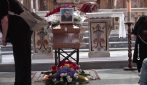 Operai morti a Napoli: i funerali di Vincenzo Del Grosso a Forcella, malore per la figlia