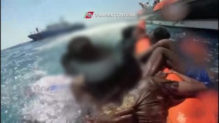 Naufragio di Lampedusa, il video del salvataggio della Guardia Costiera