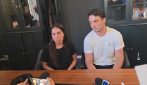 Genitori e i fratelli di Simona Cinà chiedono chiarezza: “Il corpo a bordo piscina, vestiti spariti”