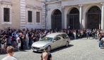 Funerali di Jesto, l'uscita del feretro dalla Chiesa dove si sono svolti i funerali