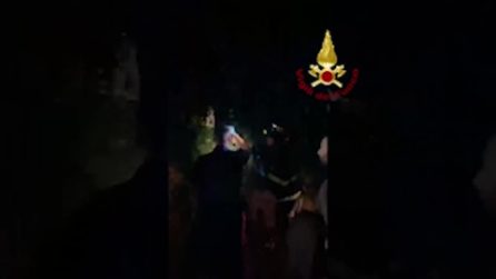 Donna ritrovata nei boschi di notte: le ricerche dei vigili del fuoco