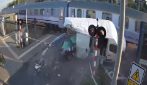 Polonia, furgone resta intrappolato al passaggio a livello e viene colpito dal treno: il video dell’impatto