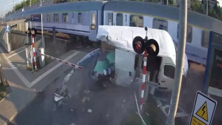 Polonia, furgone resta intrappolato al passaggio a livello e viene colpito dal treno: il video dell’impatto