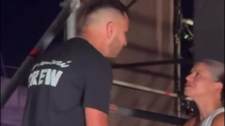 La proposta di matrimonio per Alessandra Amoroso da Valerio Pastore, la sorpresa a fine concerto