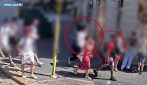 Passeggia in via Monte Napoleone e gli strappano l'orologio da 20mila euro dal polso: il video