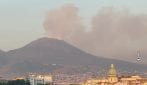 Il grosso incendio sul Vesuvio prosegue e si estende: fiamme alte visibili anche a Napoli