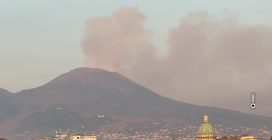 Il grosso incendio sul Vesuvio prosegue e si estende: fiamme alte visibili anche a Napoli