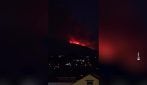 Incendio sul Vesuvio, dopo un giorno ancora alte le fiamme: riprese le operazioni di spegnimento