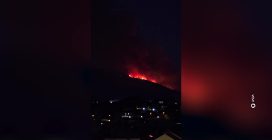 Incendio sul Vesuvio, dopo un giorno ancora alte le fiamme: riprese le operazioni di spegnimento