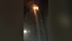 Incendio al Centro Direzionale: pioggia di fuoco dal grattacielo vicino al Tribunale di Napoli