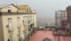 Grandine e forte pioggia su tutta Napoli. Piove anche sugli incendi del Vesuvio