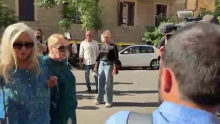 Pippo Baudo, alla camera ardente arriva Katia Ricciarelli accompagnata da Mara Venier