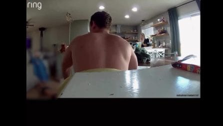 Padre chiede al figlio di fare i piegamenti dopo una frase irrispettosa alla madre: il video