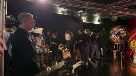 Amadeus e l'ultimo saluto a Pippo Baudo, l'arrivo alla camera ardente