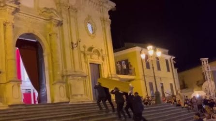 L'arrivo del feretro di Pippo Baudo a Militello, l'applauso dei siciliani per il conduttore TV