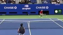 Sinner tenta il colpo clamoroso in allenamento agli US Open: risate per tutti
