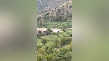 La distruzione del terremoto in Afghanistan, le immagini di case crollate e strade inaccessibili