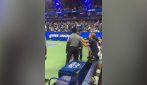 Sinner si avvicina al pubblico degli Us Open, tentato di aprirgli la borsa