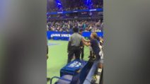 Sinner si avvicina al pubblico degli Us Open, tentato di aprirgli la borsa