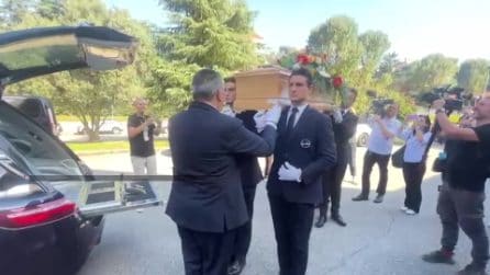 L'arrivo del feretro di Emilio Fede alla chiesa di Dio Padre a Segrate