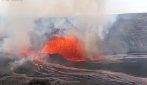 Uno spettacolare "volnado" sfiora una fontana di lava sul vulcano Kilauea alle Hawaii