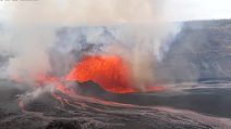 Uno spettacolare "volnado" sfiora una fontana di lava sul vulcano Kilauea alle Hawaii